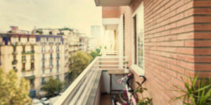 Balcón de edificio de viviendas con vistas hacia la calle en la ciudad de Barcelona