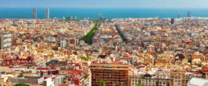 vista panoramica de Barcelona con edificios en primer plano y el mar de fondo