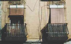 Dos balcones en primer plano en fachada de edificio de viviendas en el barrio gótico de Barcelona