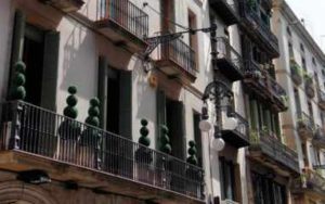 Fachada de edificio de viviendas tipico de la ciudad de Barcelona